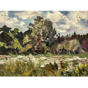 Puede incluir: Pintura al óleo en impasto de un paisaje con un campo de hierbas verdes y amarillas en primer plano. Árboles de color verde oscuro y un abedul en el segundo plano. El cielo es azul con nubes blancas texturizadas.