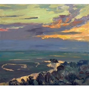 Könnte beinhalten: Ein Ölgemälde, das eine Landschaft bei Sonnenuntergang zeigt, mit einem lebendigen Himmel voller gelber, orangefarbener und tiefvioletter Wolken. Darunter trifft eine dunkelblaue Horizontlinie auf einen Vordergrund aus texturiertem Laub.