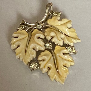 Lisner leaf brooch