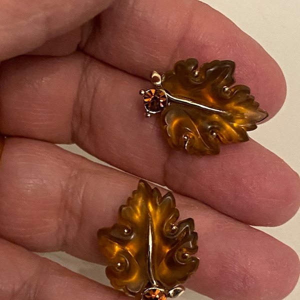 Lovely Lisner leaf earrings