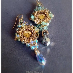 Könnte beinhalten: Ein Paar goldene und grüne Perlenohrringe mit einem tropfenförmigen Kristall-Anhänger. Die Ohrringe haben die Form eines Quadrats mit einem großen Kristall in der Mitte. Der Text "Madagascar" befindet sich oben im Bild und "beaded earrings Zia Lola Beads It" unten.