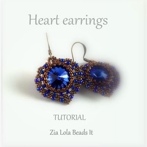 Op de afbeelding: Een paar hartvormige oorbellen met een blauw kristallen hart en een kralenontwerp in tinten blauw en bruin. De oorbellen zijn op een witte achtergrond met de tekst "Heart earrings" en "TUTORIAL Zia Lola Beads It".