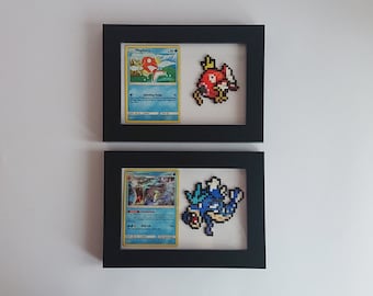 Puede incluir: Dos marcos negros con paspartús blancos, cada uno mostrando una carta de Pokémon y una versión de arte de píxeles del Pokémon. El marco superior muestra una carta de Magikarp y un Magikarp de arte de píxeles rojo. El marco inferior muestra una carta de Gyarados y un Gyarados de arte de píxeles azul.