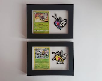 Puede incluir: Dos marcos de fotos negros con paspartús blancos, cada uno mostrando una carta de Pokémon y una representación de pixel art correspondiente del Pokémon. El marco superior presenta una carta de Butterfree y un Butterfree de pixel art morado y blanco. El marco inferior presenta una carta de Beedrill y un Beedrill de pixel art amarillo y negro.