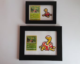 Puede incluir: Dos marcos de fotos negros con fondo blanco. Los marcos contienen una carta de Pokemon y una versión de pixel art del Pokemon Squirtle. La carta es una carta de Squirtle con el texto "Squirtle" y "Baby Pokemon".