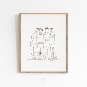 Op de afbeelding: Een ingelijste lijntekening met vier figuren die elkaar omarmen, met een kleine hond aan hun voeten. Het kunstwerk is in zwarte lijnen op een cr&egrave;mekleurige achtergrond, geplaatst in een lichtbruine houten lijst.