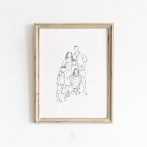 Op de afbeelding: Een ingelijnde zwart-wit lijntekening van een gezin van vijf personen. Het kunstwerk toont twee volwassenen en drie kinderen, allemaal dicht bij elkaar staand. De lijst is lichtbruin van kleur en de achtergrond is wit.