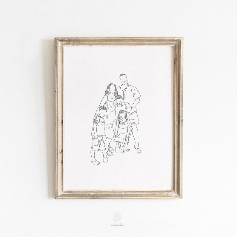 Op de afbeelding: Een ingelijnde zwart-wit lijntekening van een gezin van vijf personen. Het kunstwerk toont twee volwassenen en drie kinderen, allemaal dicht bij elkaar staand. De lijst is lichtbruin van kleur en de achtergrond is wit.