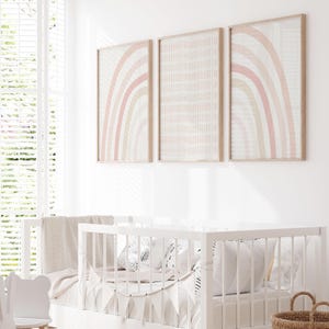 Puede incluir: Tres impresiones enmarcadas con un esquema de color rosa y blanco. Las impresiones presentan dise&ntilde;os abstractos, incluyendo dos arcos iris y un patr&oacute;n geom&eacute;trico.