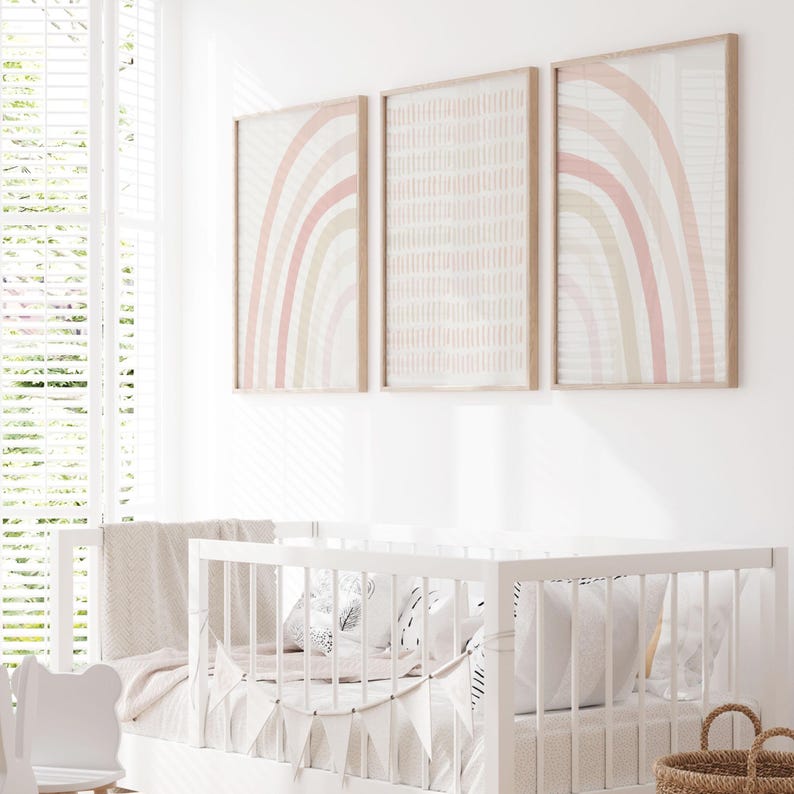 Puede incluir: Tres impresiones enmarcadas con un esquema de color rosa y blanco. Las impresiones presentan dise&ntilde;os abstractos, incluyendo dos arcos iris y un patr&oacute;n geom&eacute;trico.