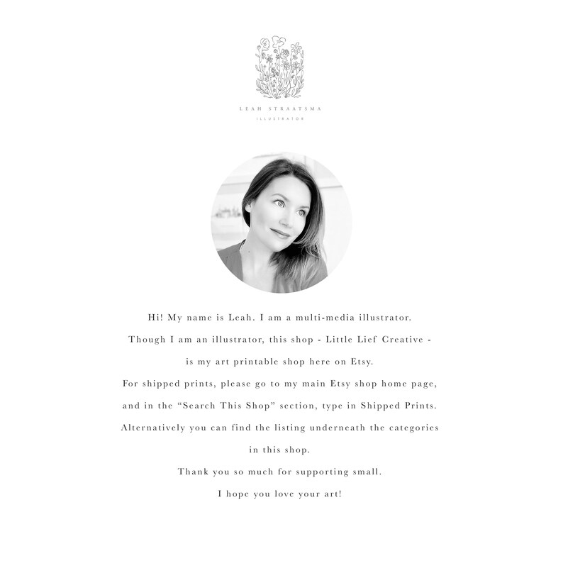 K&ouml;nnte beinhalten: Schwarzwei&szlig;es Portr&auml;t einer Frau mit langen Haaren, die l&auml;chelt und nach rechts schaut. Das Bild ist in einem Kreis mit dem Text "Leah Straatma Illustrator" &uuml;ber dem Kreis. Der Text unter dem Kreis lautet: "Hallo! Mein Name ist Leah. Ich bin eine Multimedia-Illustratorin. Obwohl ich Illustratorin bin, ist dieser Shop - Little Lief Creative - mein Shop f&uuml;r druckbare Kunst hier auf Etsy. F&uuml;r versandte Drucke, bitte gehe auf die Startseite meines Etsy-Shops und gib in der Rubrik "In diesem Shop suchen" den Begriff "Versandte Drucke" ein. Alternativ findest du die Auflistung unter den Kategorien in diesem Shop. Vielen Dank f&uuml;r deine Unterst&uuml;tzung von Kleinunternehmen. Ich hoffe, du liebst deine Kunst!"