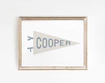 Aangepaste naamwimpel, gepersonaliseerde vlagkunst aan de muur, vilten bannerbord, decor kinderkamer, naambord kinderkamer, afdrukbare wimpel, jongenskamerkunst