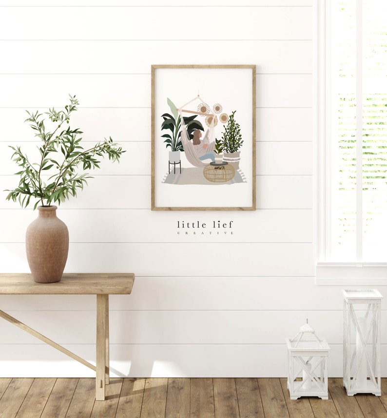 K&ouml;nnte beinhalten: Eine gerahmte Illustration einer Person, die sich in einer H&auml;ngematte entspannt, umgeben von Pflanzen und Sonnenblumen. Der Text "little lief creative" ist unter dem Bild gedruckt.