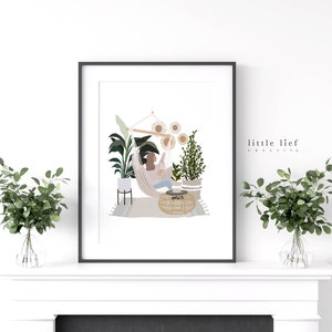 K&ouml;nnte beinhalten: Eine digitale Illustration einer Person, die sich in einer H&auml;ngematte entspannt, umgeben von Pflanzen. Die Person liest ein Buch und die H&auml;ngematte h&auml;ngt von der Decke. Die Illustration ist im minimalistischen Stil gehalten mit gedeckten Farben und einem wei&szlig;en Hintergrund. Der Text "little lief creative" befindet sich in der rechten unteren Ecke der Illustration.