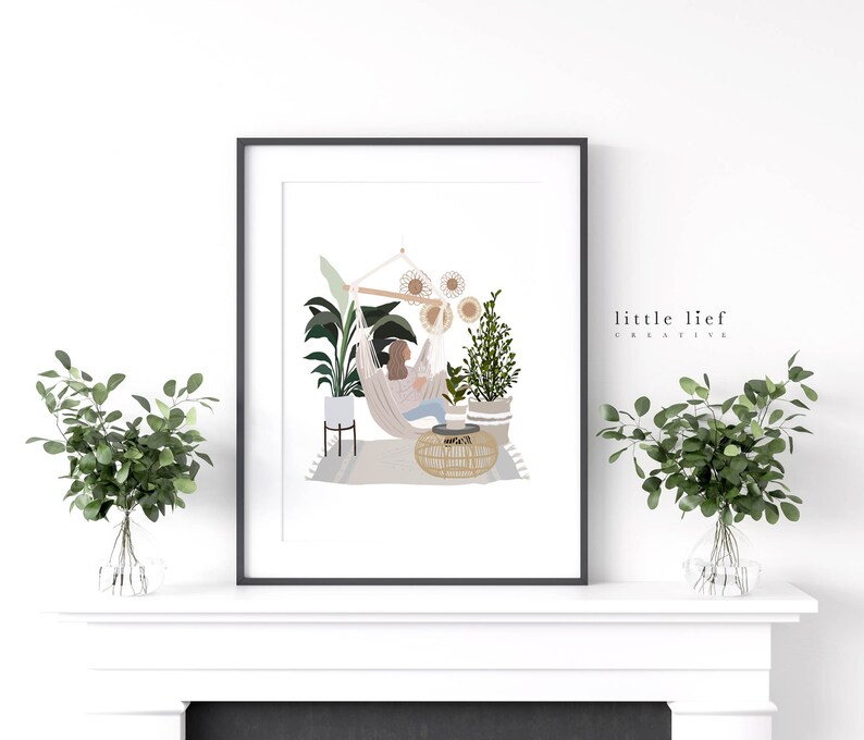 K&ouml;nnte beinhalten: Eine digitale Illustration einer Person, die sich in einer H&auml;ngematte entspannt, umgeben von Pflanzen. Die Person liest ein Buch und die H&auml;ngematte h&auml;ngt von der Decke. Die Illustration ist im minimalistischen Stil gehalten mit gedeckten Farben und einem wei&szlig;en Hintergrund. Der Text "little lief creative" befindet sich in der rechten unteren Ecke der Illustration.