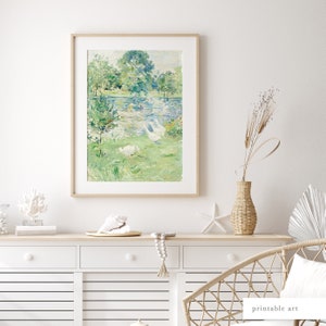 Puede incluir: Una pintura enmarcada que representa una escena de paisaje con un estanque, &aacute;rboles y hierba verde. La pintura est&aacute; realizada en un estilo suelto e impresionista, con pinceladas visibles. Los colores son principalmente verde, azul y blanco.