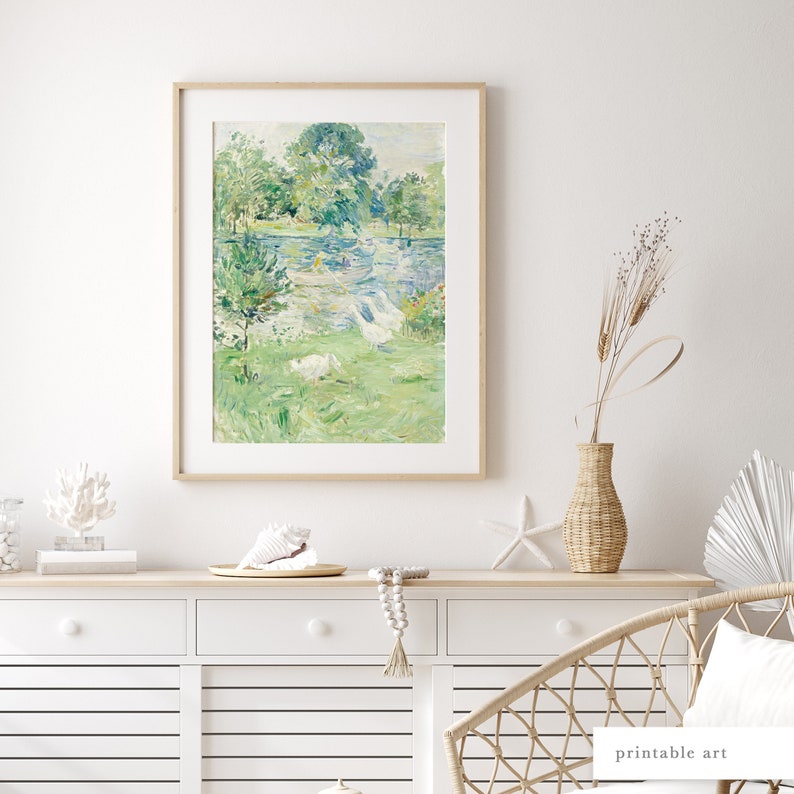 Puede incluir: Una pintura enmarcada que representa una escena de paisaje con un estanque, &aacute;rboles y hierba verde. La pintura est&aacute; realizada en un estilo suelto e impresionista, con pinceladas visibles. Los colores son principalmente verde, azul y blanco.