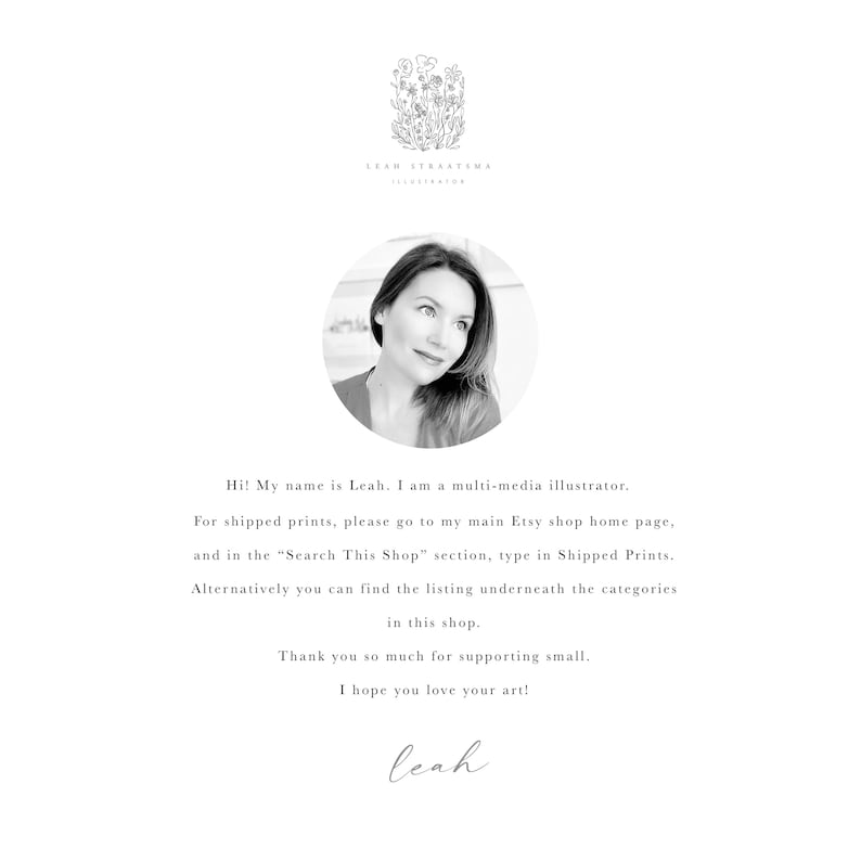 Puede incluir: Retrato en blanco y negro de una mujer con cabello casta&ntilde;o corto. La mujer sonr&iacute;e y mira hacia la derecha. El fondo es una pared blanca. El texto "Hi! My name is Leah. I am a multi-media illustrator. For shipped prints, please go to my main Etsy shop home page, and in the "Search This Shop" section, type in Shipped Prints. Alternatively you can find the listing underneath the categories in this shop. Thank you so much for supporting small. I hope you love your art! leah" est&aacute; debajo del retrato.