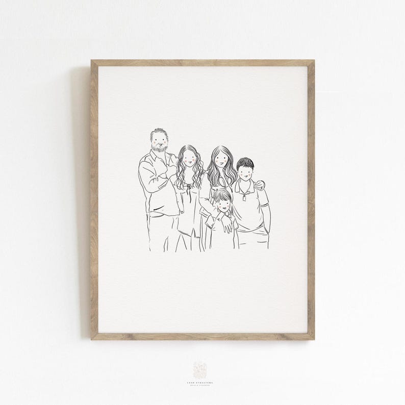 Op de afbeelding: Een ingelijste lijntekening van een gezin van vijf personen. Het kunstwerk toont een vader, moeder en drie kinderen, allemaal weergegeven in een minimalistische zwart-wit stijl. De lijst is lichtbruin van kleur.