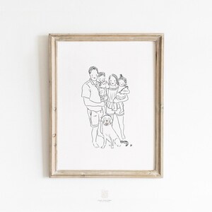 Op de afbeelding: Een ingelijst zwart-wit lijntekening portret van een gezin van vijf met een hond. Het gezin staat dicht bij elkaar, met de ouders die de kinderen vasthouden. De hond zit voor het gezin.