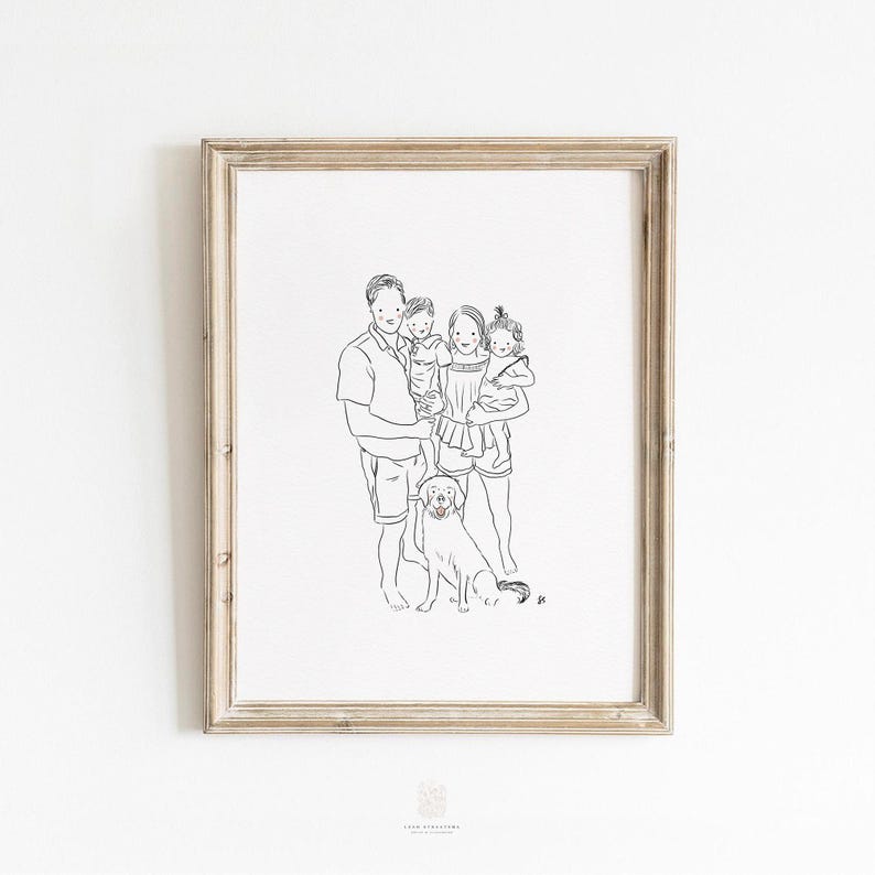 Op de afbeelding: Een ingelijst zwart-wit lijntekening portret van een gezin van vijf met een hond. Het gezin staat dicht bij elkaar, met de ouders die de kinderen vasthouden. De hond zit voor het gezin.