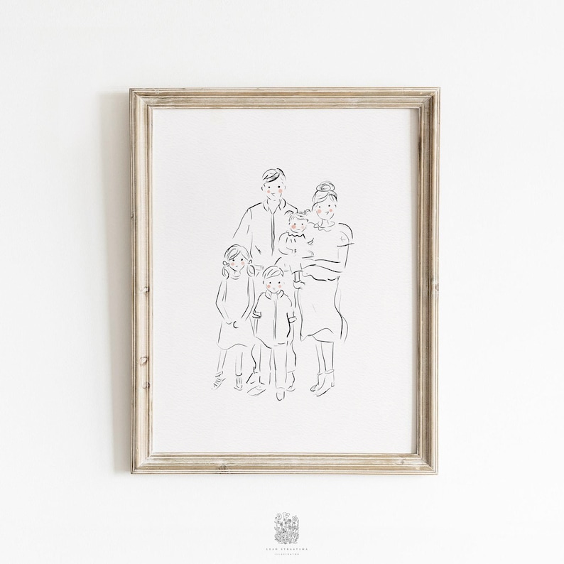 Op de afbeelding: Een ingelijste lijntekening van een gezin van vijf personen. Het kunstwerk heeft een minimalistische stijl met zwarte lijnen op een witte achtergrond. De lijst is licht en neutraal van kleur. Het gezin wordt samen afgebeeld, met een baby in de armen.