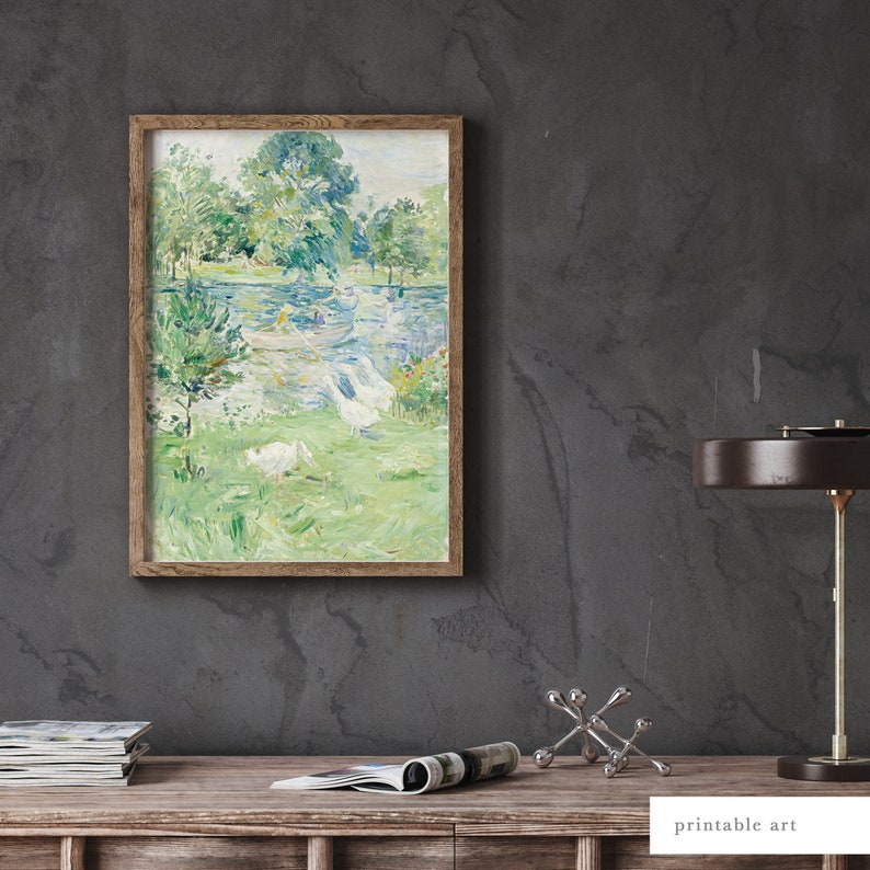 Puede incluir: Una pintura enmarcada que representa un paisaje con un lago y &aacute;rboles. La pintura est&aacute; en un marco de madera clara y tiene un passe-partout blanco. La pintura est&aacute; en un esquema de color verde claro, azul y blanco. La pintura representa una escena con un lago y &aacute;rboles en el fondo. Hay p&aacute;jaros blancos en primer plano de la pintura.