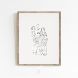 Op de afbeelding: Een ingelijst zwart-wit lijntekening portret van een gezin van vijf. Het kunstwerk toont twee ouders en drie kinderen, met de kinderen in gestreepte shirts en jurken. De lijst is lichtbruin.
