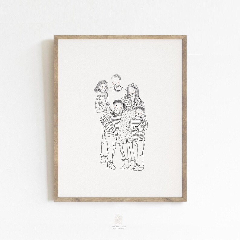 Op de afbeelding: Een ingelijst zwart-wit lijntekening portret van een gezin van vijf. Het kunstwerk toont twee ouders en drie kinderen, met de kinderen in gestreepte shirts en jurken. De lijst is lichtbruin.