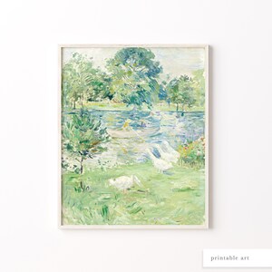 Puede incluir: Una pintura que representa una escena de lago con &aacute;rboles, hierba verde y p&aacute;jaros blancos. El lago es azul y el cielo es azul claro. Los &aacute;rboles son verdes y la hierba es verde. Los p&aacute;jaros son blancos y est&aacute;n volando en el aire.