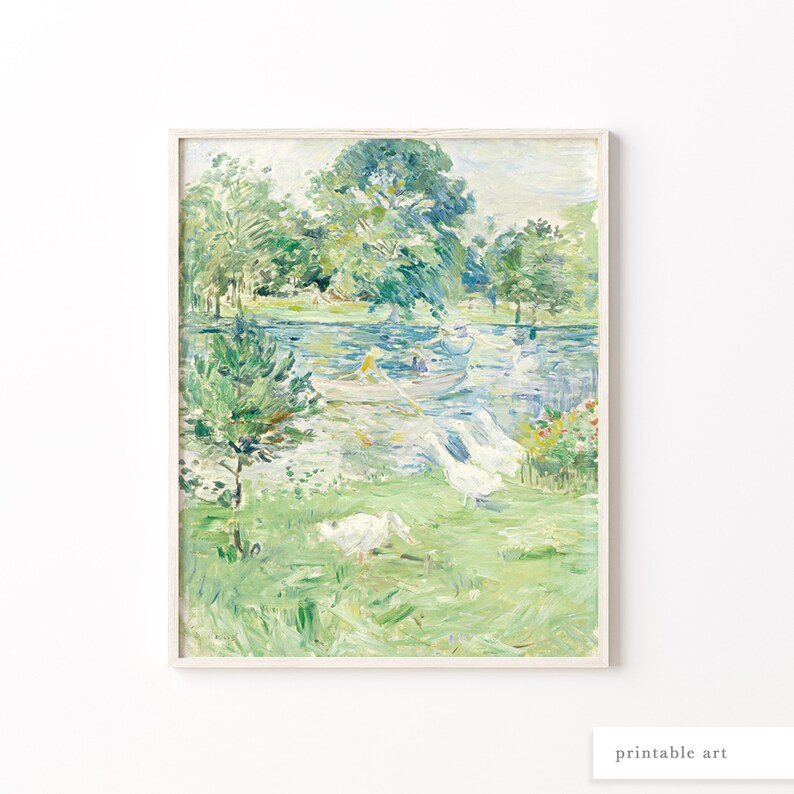 Puede incluir: Una pintura que representa una escena de lago con &aacute;rboles, hierba verde y p&aacute;jaros blancos. El lago es azul y el cielo es azul claro. Los &aacute;rboles son verdes y la hierba es verde. Los p&aacute;jaros son blancos y est&aacute;n volando en el aire.
