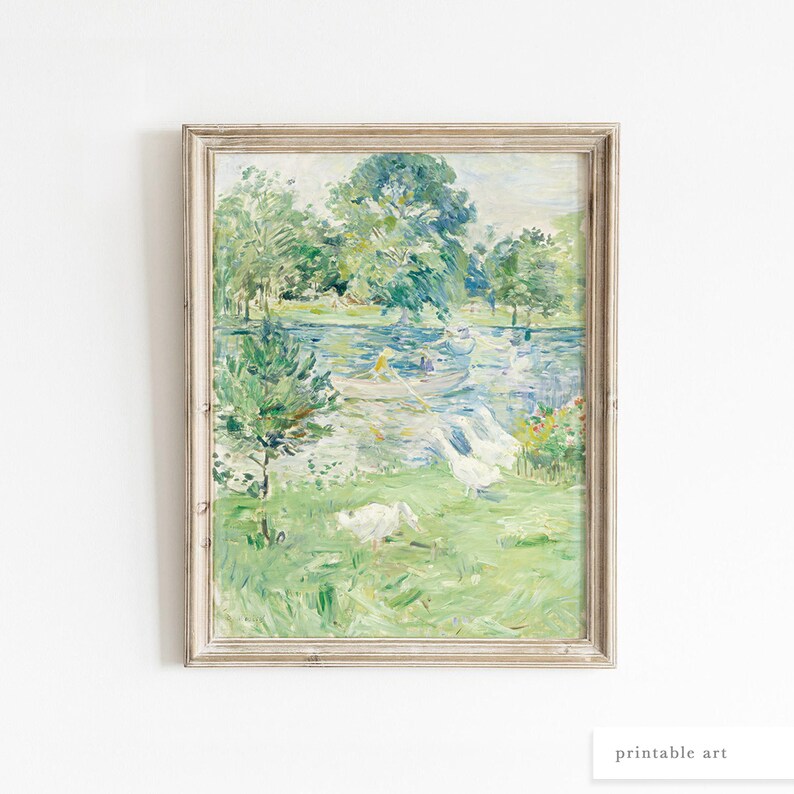 Puede incluir: Una pintura enmarcada que representa una escena de paisaje con un lago, &aacute;rboles y p&aacute;jaros blancos. La pintura est&aacute; realizada en un estilo suelto e impresionista con pinceladas visibles. Los colores son suaves y apagados, con predominio de verdes, azules y blancos.