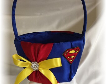 Elegante cesta de flores para casamento em azul royal e vermelho, cesta, cesta de flores para casamento de super-heróis, casamento alternativo