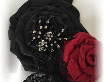 Boutonniere de casamento gótico preto e vermelho, flor na lapela de aranha, flor na lapela de casamento gótico, casamento gótico, casamento alternativo