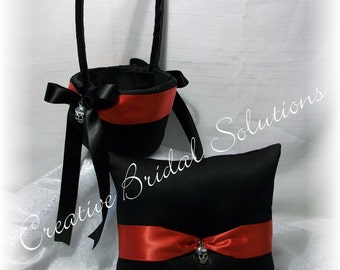 Casamento de caveira gótica preto com travesseiro de anel vermelho e cesta de florista - The Romona, casamento gótico, casamento alternativo