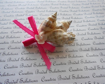 Boutonniere de casamento para padrinhos de casamento em forma de concha, buraco de botão - rosa fúcsia
