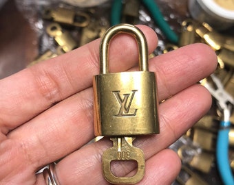 【ヴィンテージ】Louis Vuitton ゴールドカラー キーホルダー&南京錠 USA SELLER POLISHED! One Random Authentic Louis Vuitton Gold