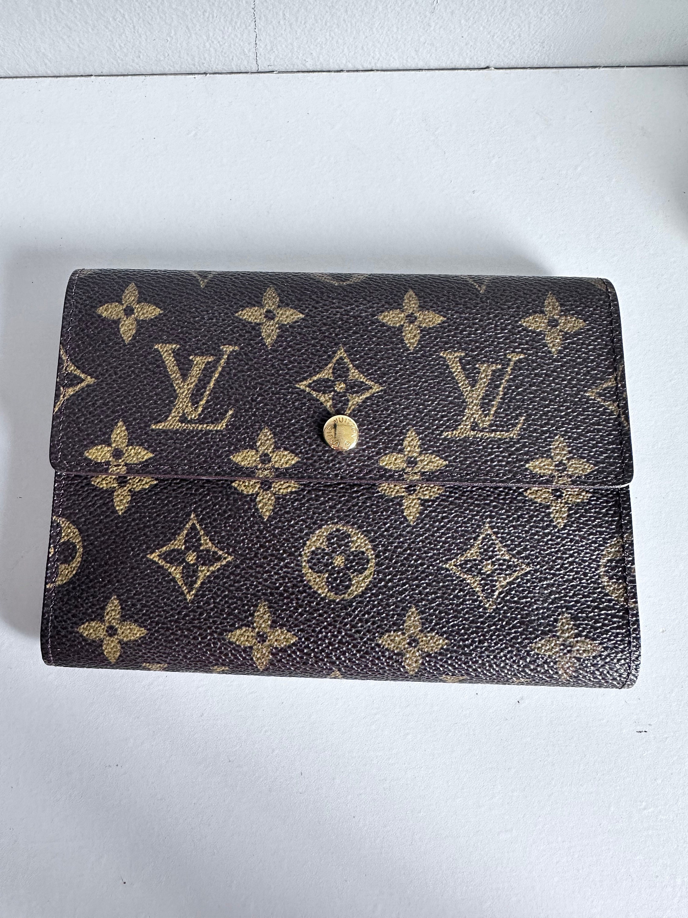 Louis Vuitton, Bags, 993 Authentic Louis Vuitton Wallet Broken Snap
