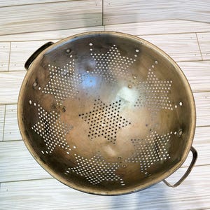 Vintage Aluminum Colander - Star Pattern - Arms on Side - Light weight colander - 3 legs - Pewter Color - Kitchen Decor - Vintage Kitchen