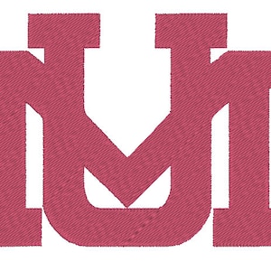 Può includere: Un monogramma ricamato color amaranto con le lettere "M" e "U" intrecciate. Il design ha un aspetto strutturato e cucito, su uno sfondo bianco pulito. Le lettere sono in grassetto e stilizzate.