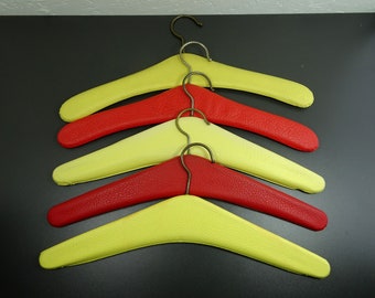 MCM kleerhangers 5x, houten kleerhangers met plastic hoes jaren 50 60 886g 42 cm