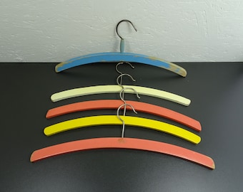 Shabby houten kleerhangers, 5 oud gekleurde houten kleerhangers uit de jaren 50 en 60 246g 35 cm