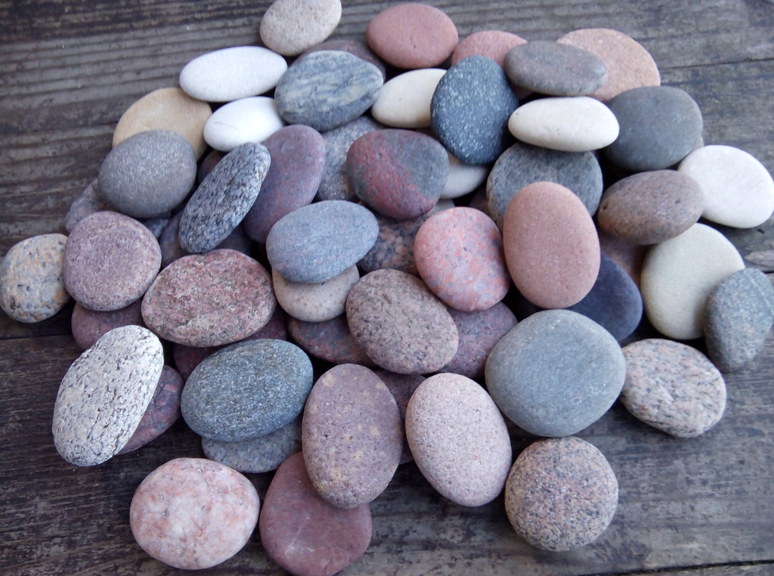 Small stones. Плоский камень. Круглая галька. Круглый плоский камень. Плоские морские камни.