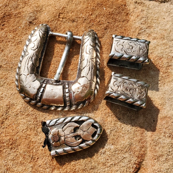 Vintage Handmade Solid Silver Western Buckle w Go… - image 1