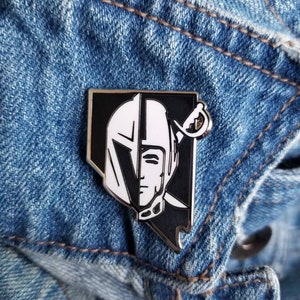 Pin de esmalte que combina hockey y fútbol de Las Vegas