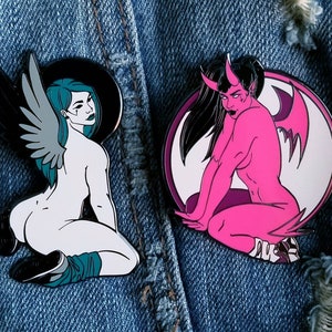 Puede incluir: Dos pines de esmalte que representan a un &aacute;ngel femenino y un demonio femenino. El pin de &aacute;ngel es blanco con alas de color turquesa y un halo. El pin de demonio es rosa con alas negras y cuernos. Ambos pines est&aacute;n sobre un fondo de mezclilla azul.