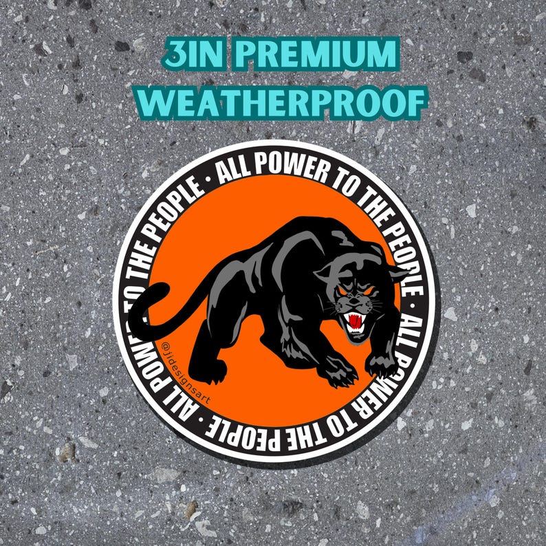 Puede incluir: Una pegatina impermeable de 7,6 cm de di&aacute;metro con fondo naranja y silueta de pantera negra. La pegatina tiene el texto "All Power to the People" repetido dos veces en un c&iacute;rculo alrededor de la pantera.