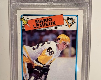 Mario Lemieux 1988 Topps PSA 8 - Graderad, inkapslad vintage-legend för pingviner