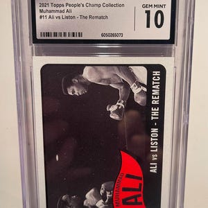 Könnte beinhalten: Eine bewertete Sammelkarte mit Muhammad Ali in einem Boxkampf gegen Liston. Die Karte stammt aus der 2021 Topps People's Champ Collection, bewertet mit GEM MINT 10 von CGC. Das Kartendesign enthält den Text "ALI vs LISTON - THE REMATCH".