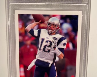 Tarjeta de fútbol americano Topps Tom Brady #440 con camiseta blanca, año 2012, calificación PSA 9 Mint, en estuche.